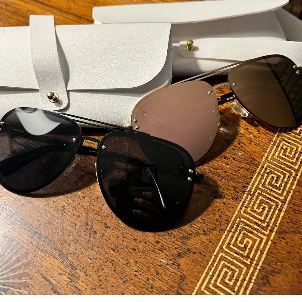 2-pack Vivienfang sunglasses black and gold tone‎ mirrored aviator